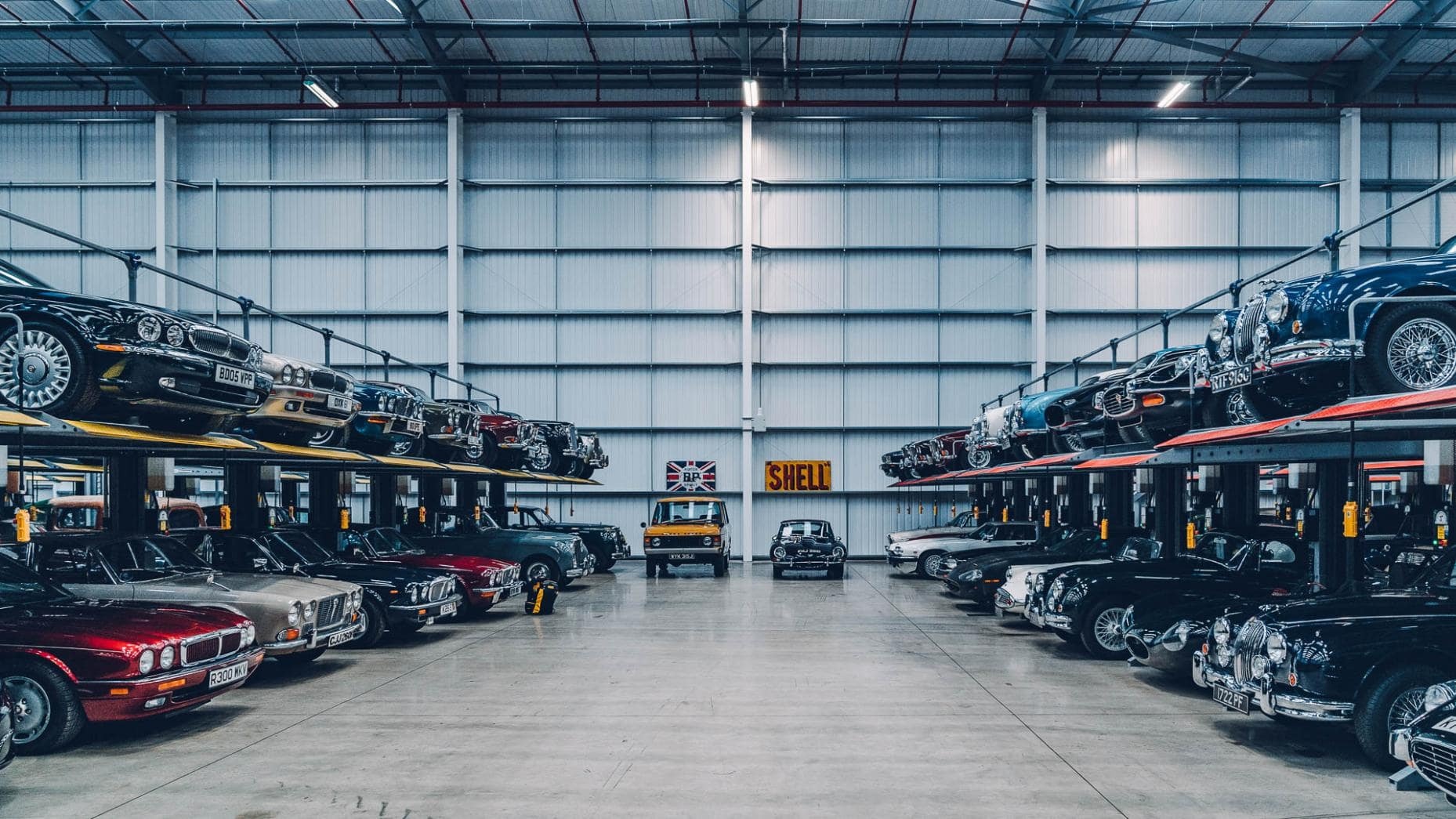 Tham quan trung tam trien lam xe co Jaguar Land Rover anh 1