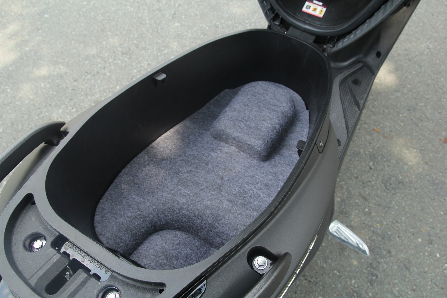 Nhung vat dung khong nen de trong cop xe may anh 1