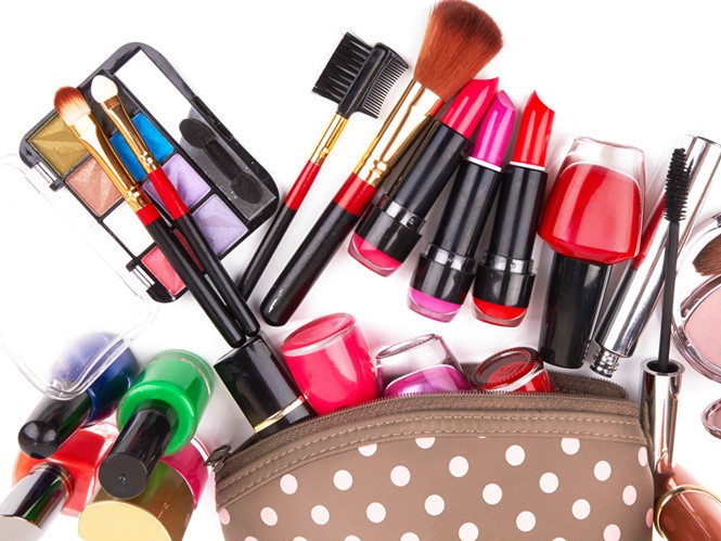 Nhung vat dung khong nen de trong cop xe may anh 5