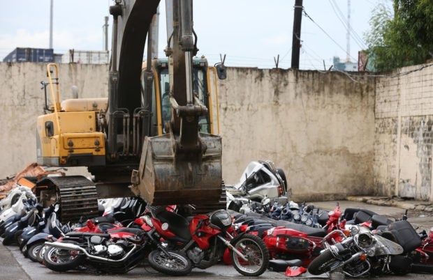 Dan moto xe may hon tram chiec bi nghien nat anh 2