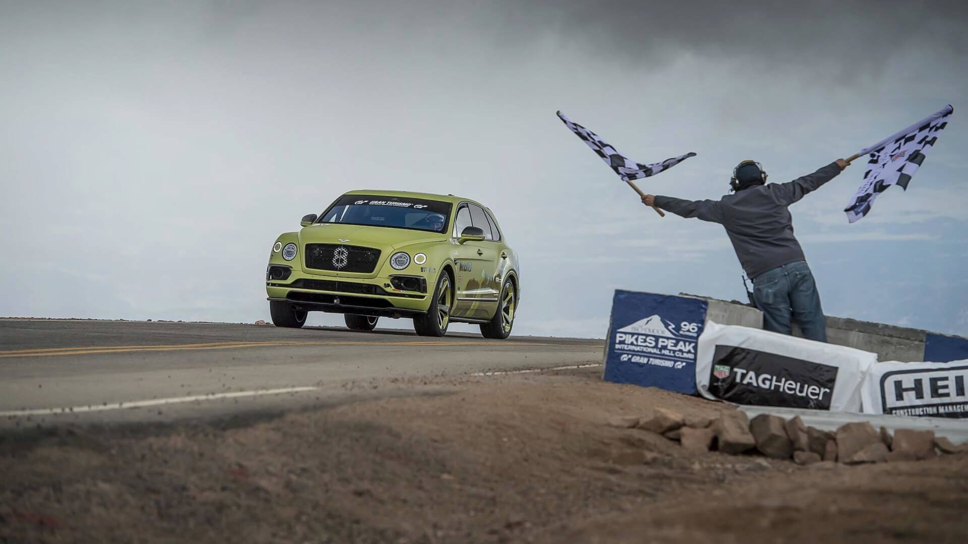 Bentley Bentayga lap ky luc toc do leo nui Pikes Peak hinh anh