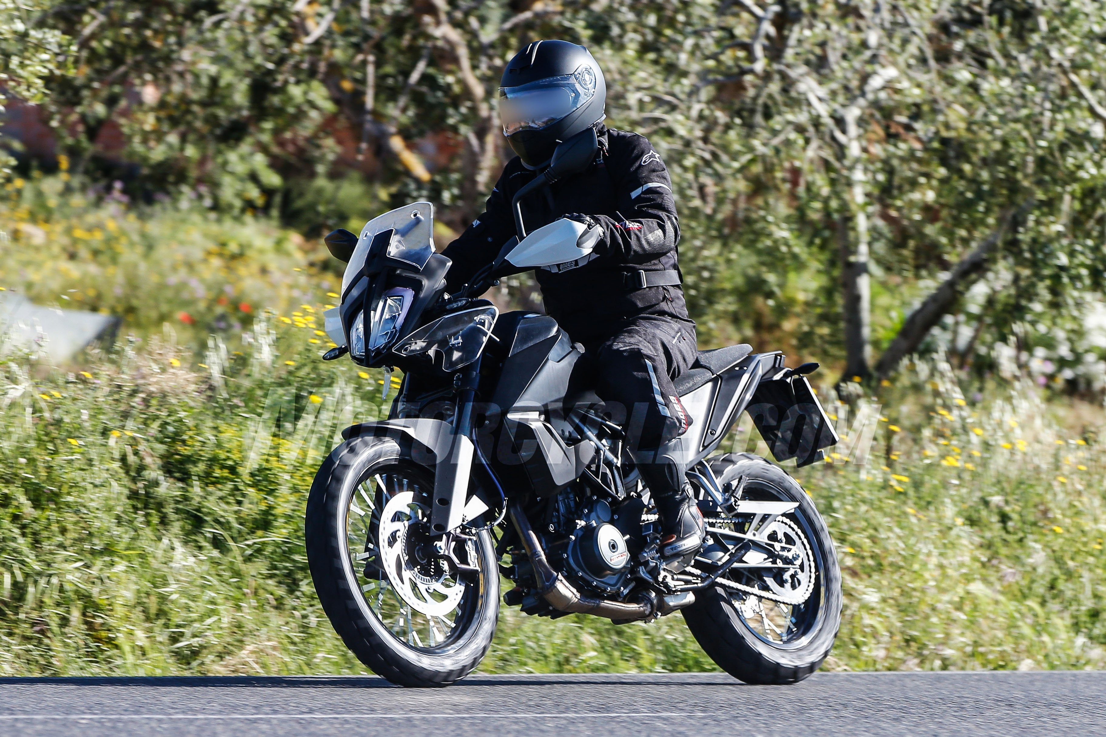 KTM 390 Adventure bat ngo lo dien anh 9