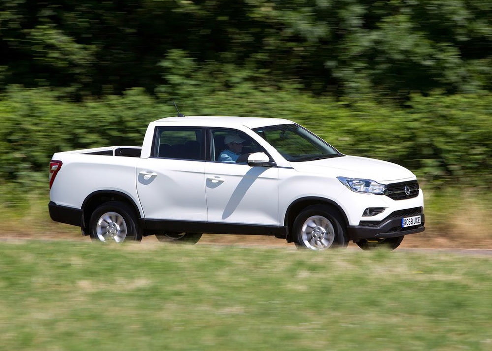 Chi tiet xe ban tai SsangYong Musso gia re vua ra mat hinh anh
