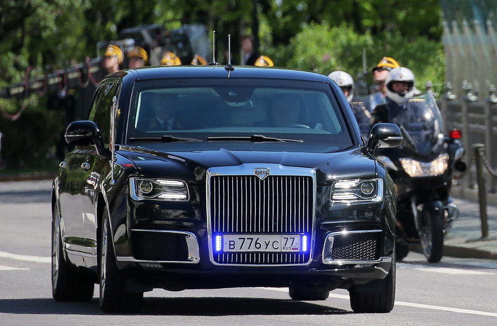 Xe limousine Cortege cua ong Putin den Phan Lan hinh anh