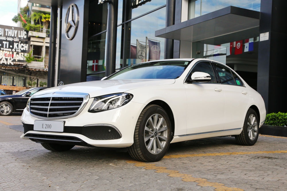 Mercedes-Benz E-Class ra mat ban nang cap tai Viet Nam anh 1