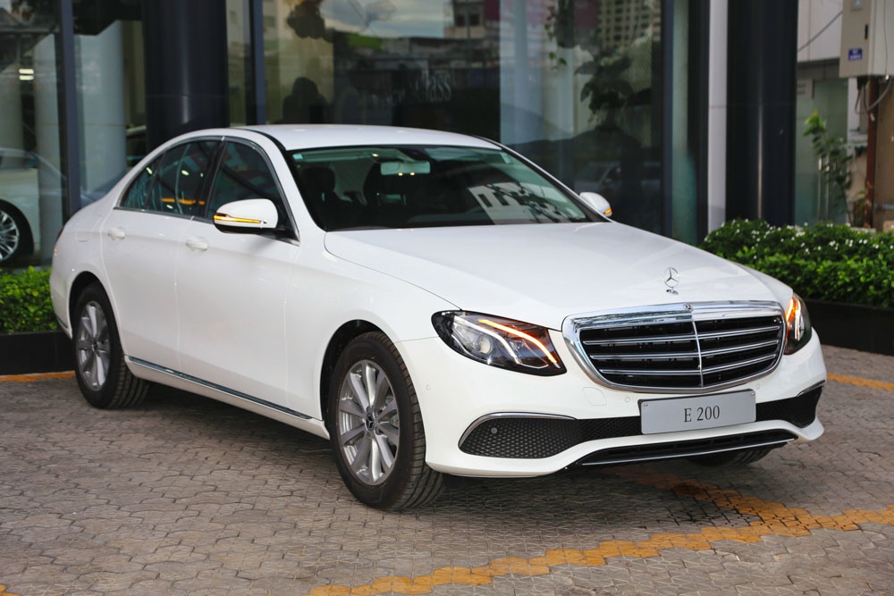 Mercedes-Benz E200 ban nang cap ve dai ly, gia khong doi hinh anh