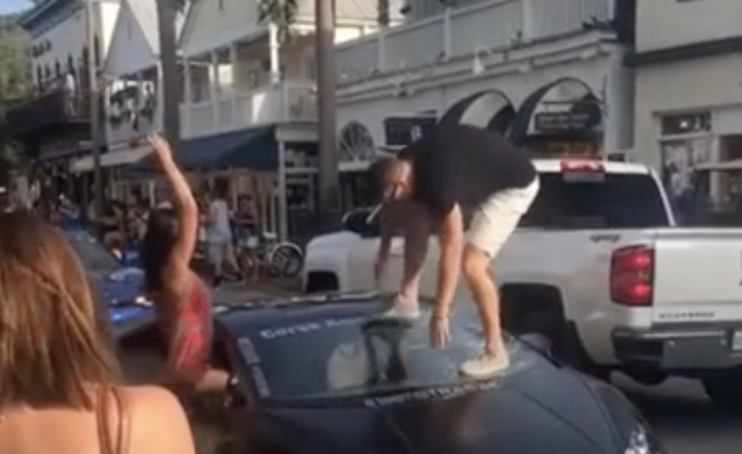 Bieu dien tren pho, thanh nien dam nut kinh Lamborghini Huracan hinh anh