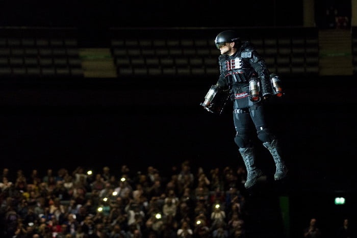 Do phan luc giong 'Iron Man' duoc rao ban anh 2