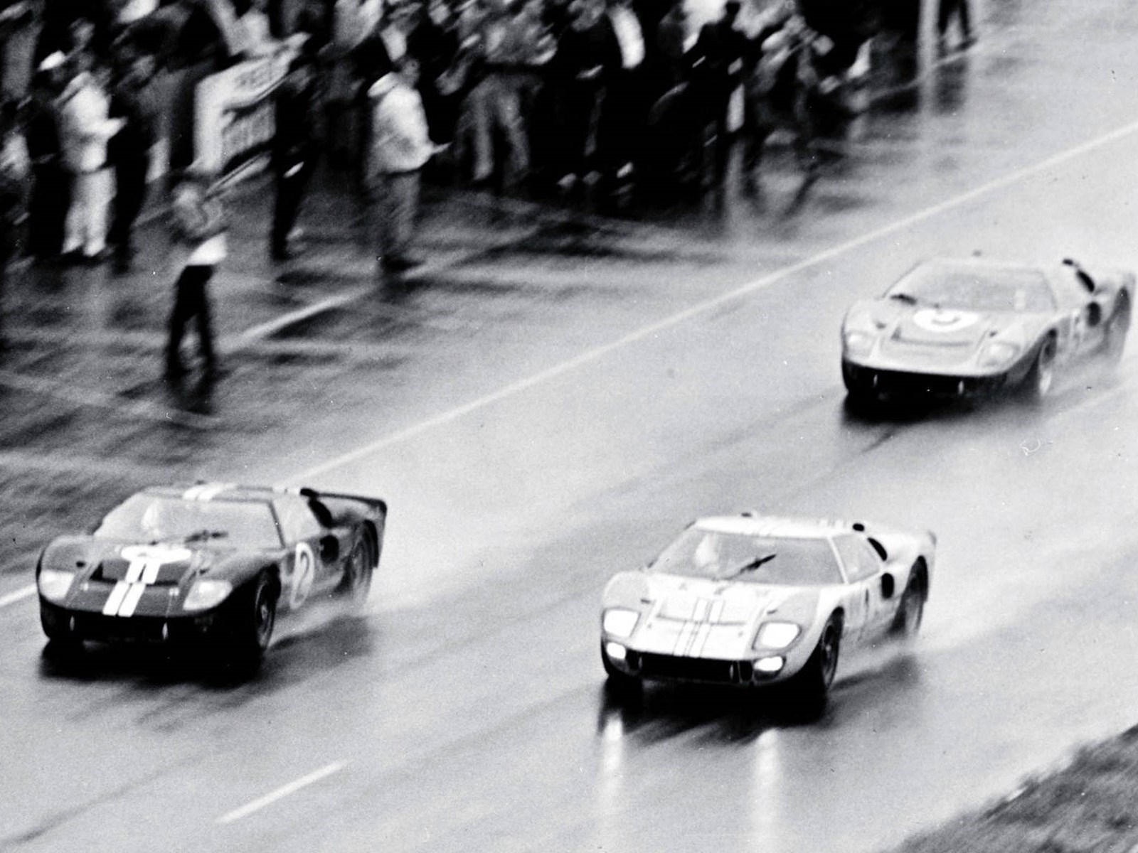 10 mau xe thuong mai duoc san xuat tu xe dua anh 1