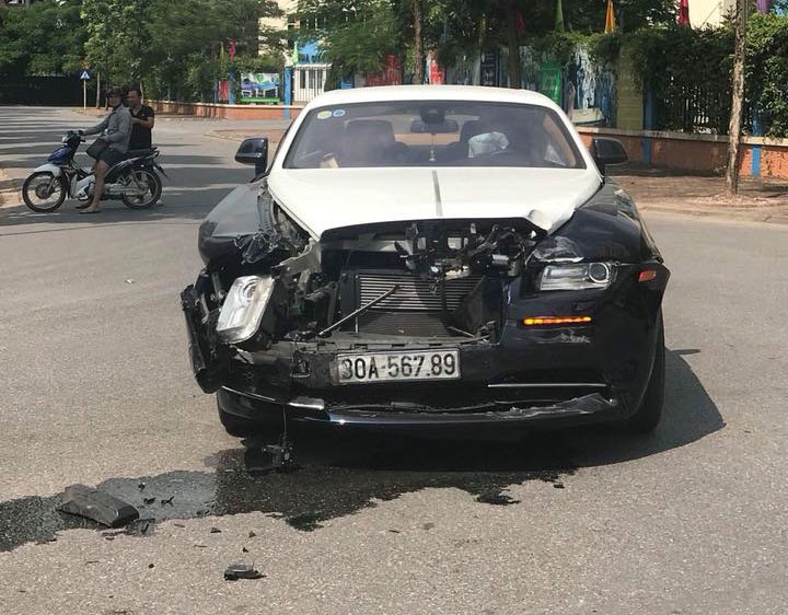Rolls-Royce bien so 56789 nat dau sau va cham voi Honda CRV hinh anh
