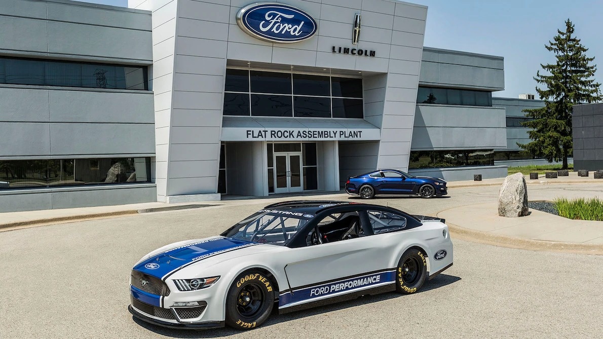 Ford Mustang phien ban xe dua NASCAR anh 2