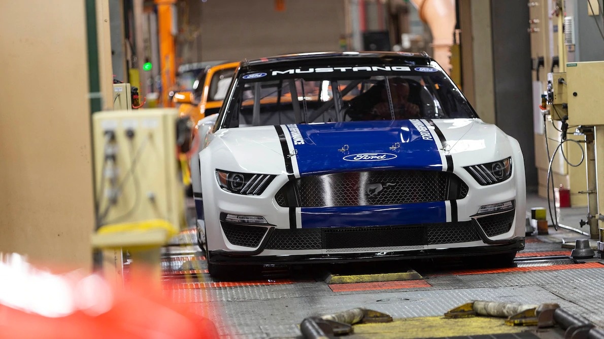 Ford Mustang phien ban xe dua NASCAR anh 3