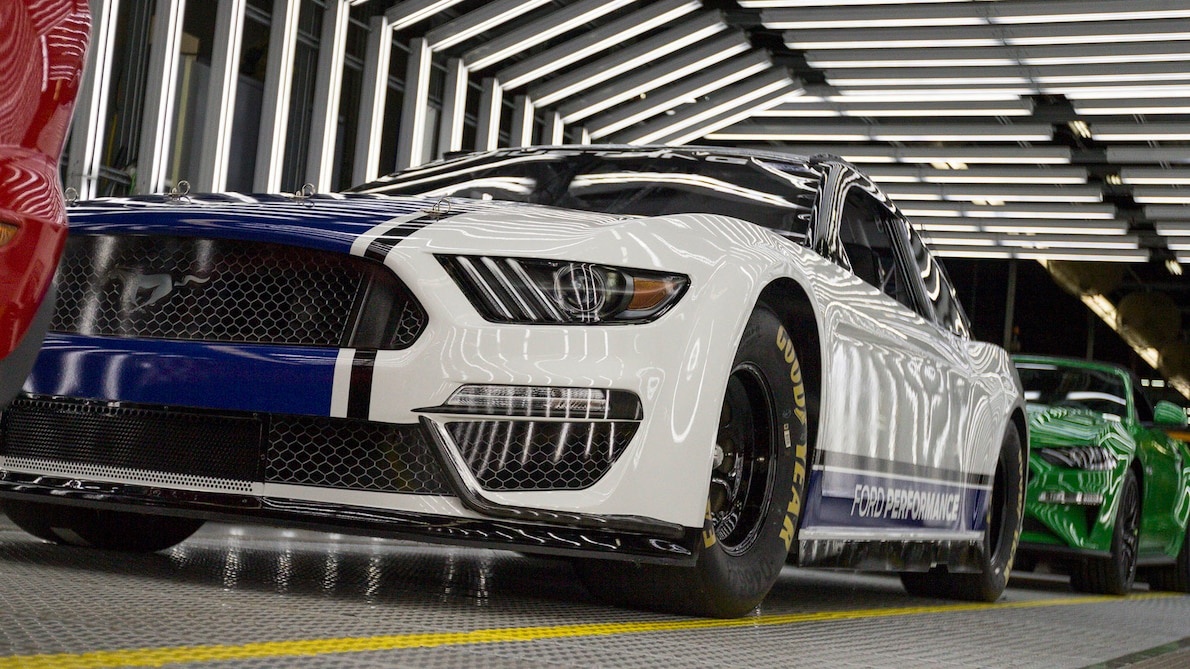 Ford Mustang phien ban xe dua NASCAR anh 6