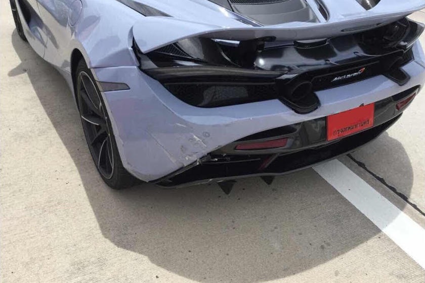 Xe bán tải húc đuôi McLaren 720S ảnh 2 Xe ban tai huc duoi McLaren 720S anh 2