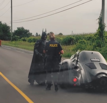 Canh sat chan xe Batman anh 1