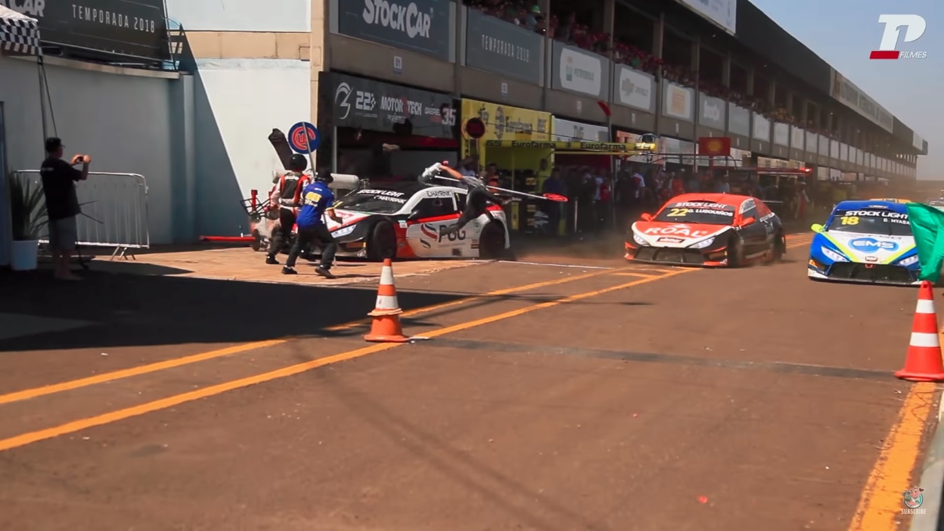 Tay dua mat lai gay tai nan tren duong pit hinh anh