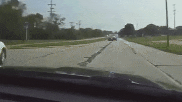 Xe canh sat lat nhao khi duoi bat toi pham nhu phim hanh dong hinh anh