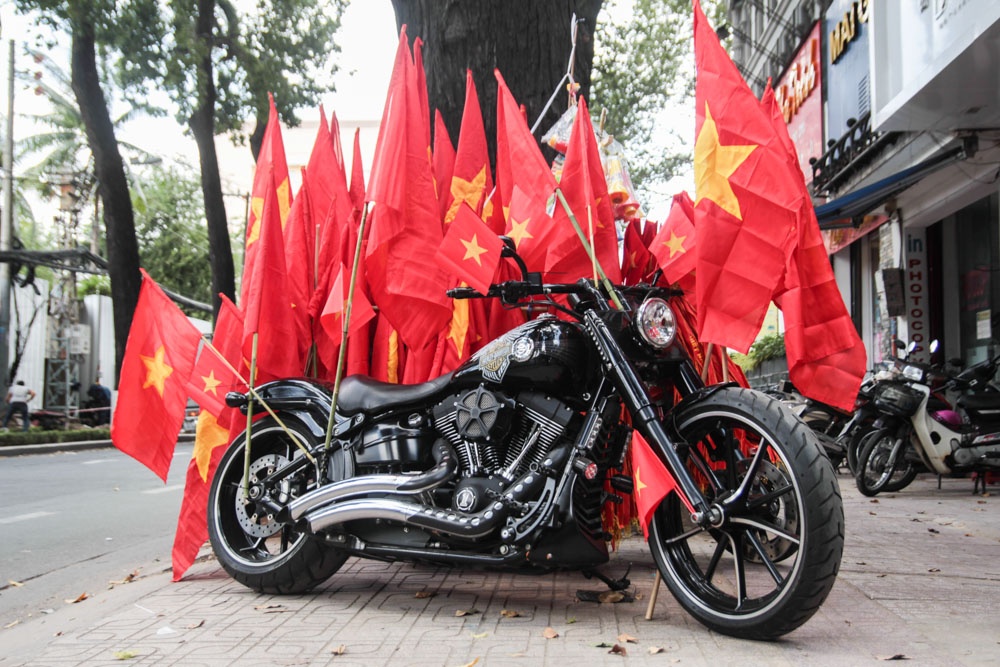 Dan xe ruc mau co do sao vang co vu Olympic VN truoc ban ket hinh anh