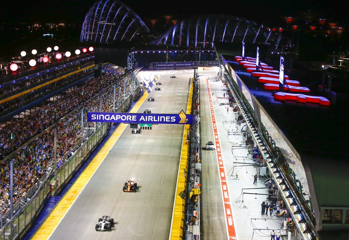 10 chang dua F1 tren duong pho anh 5