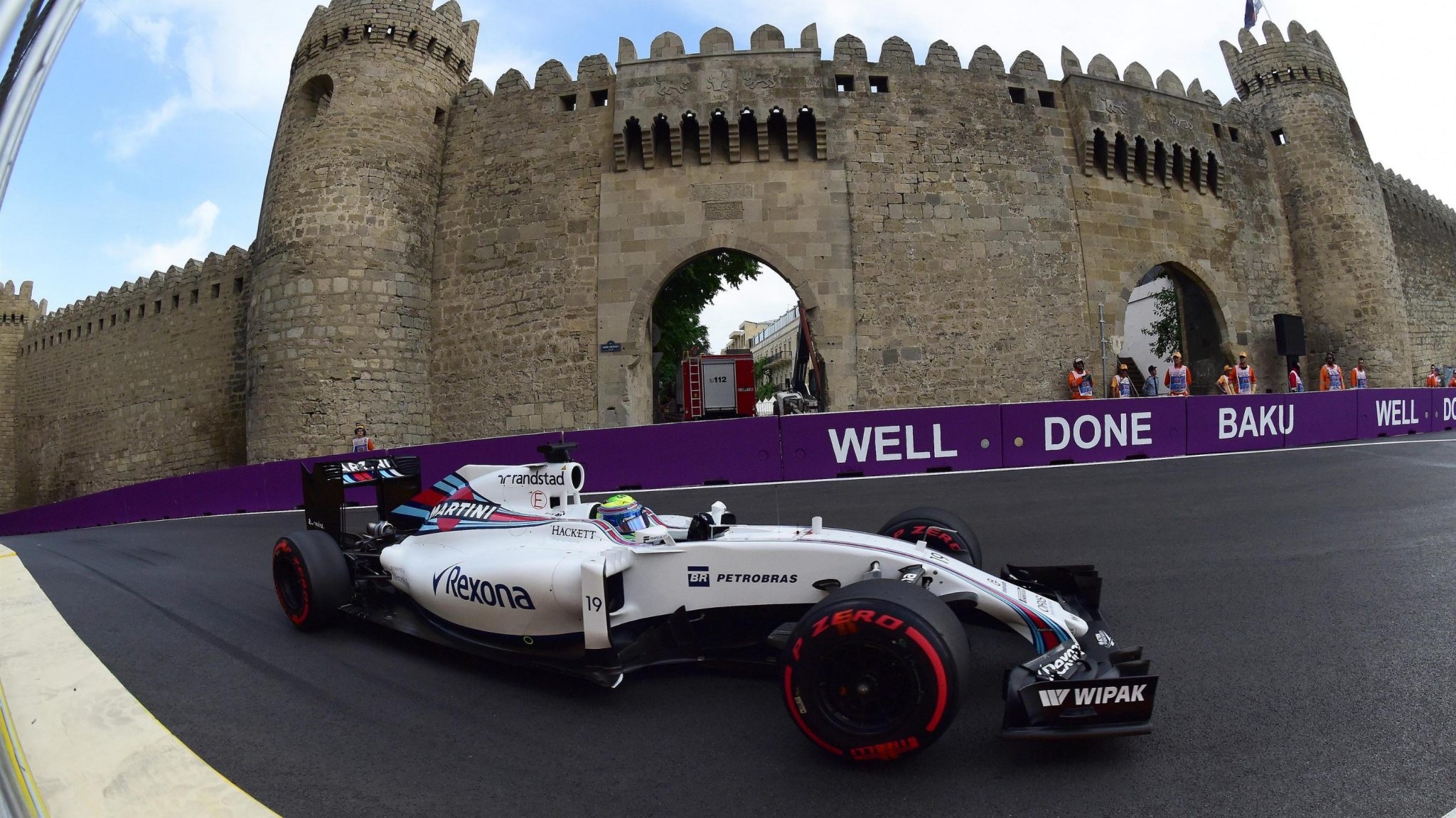 10 chang dua F1 tren duong pho anh 3