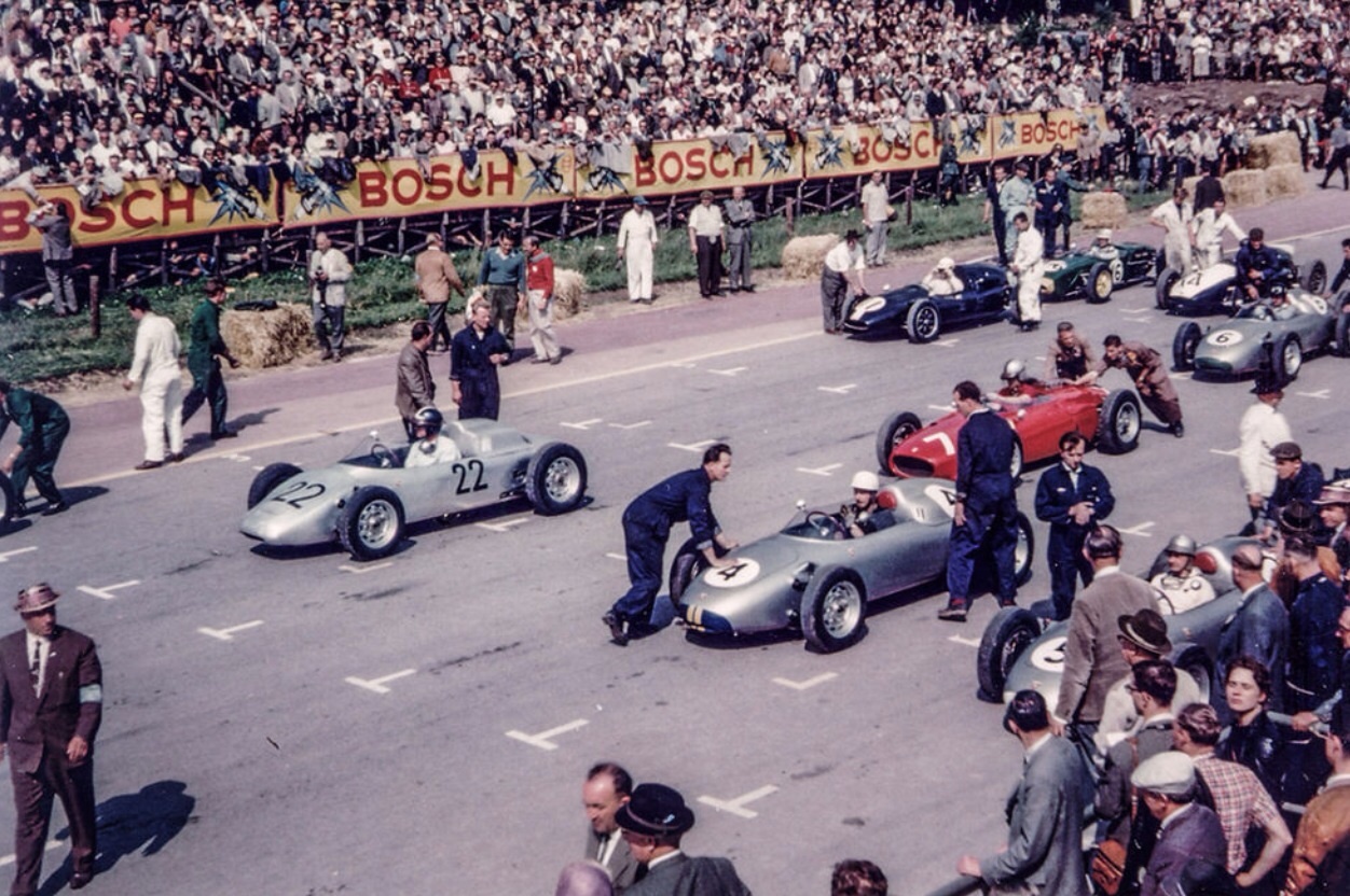 10 chang dua F1 tren duong pho anh 10