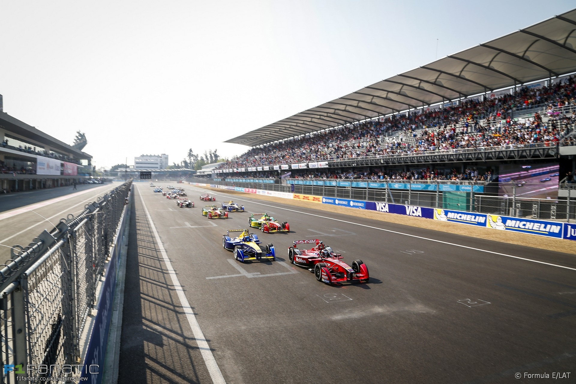 10 chang dua F1 tren duong pho hap dan nhat hinh anh