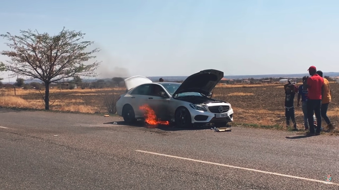 Mercedes-Benz C-Class bốc cháy ảnh 1 Mercedes-Benz C-Class boc chay anh 1