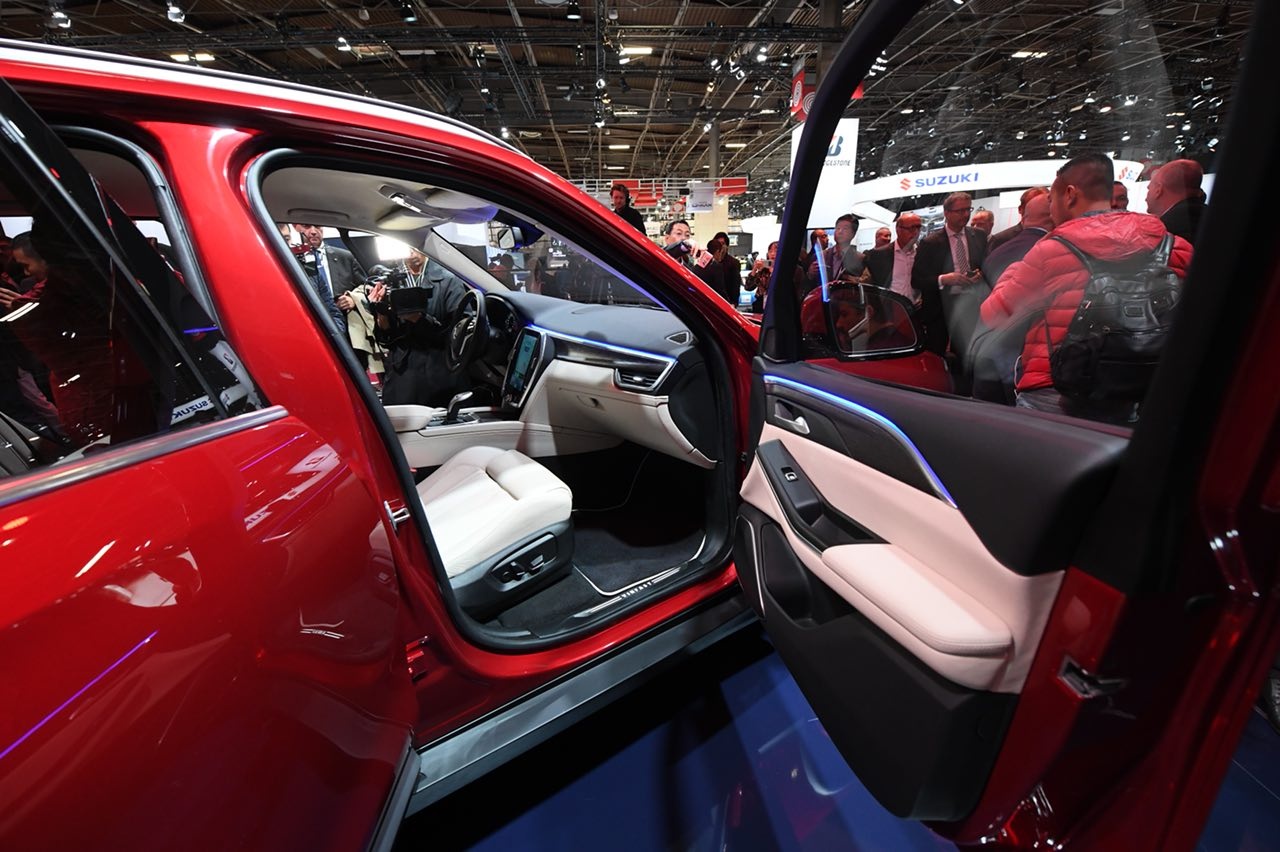 Soi noi that 2 mau VinFast anh 3