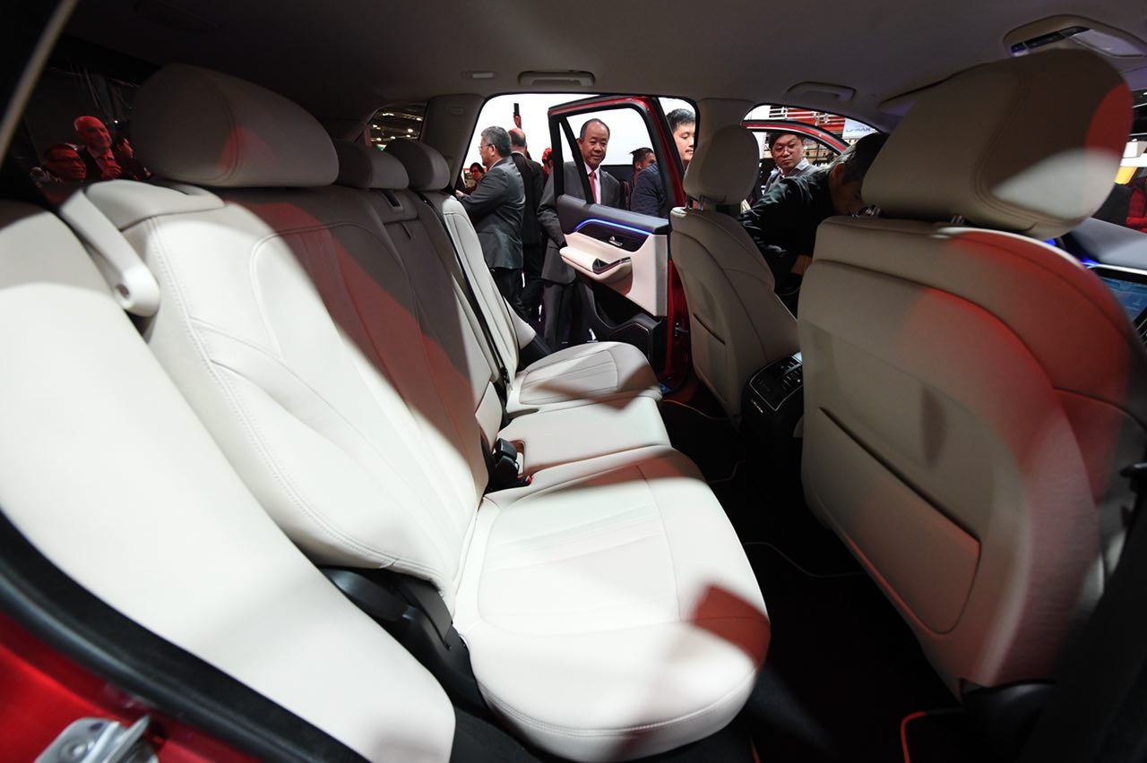 Soi noi that 2 mau VinFast anh 5