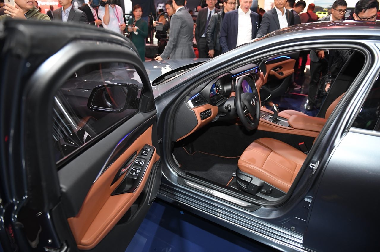 Soi noi that 2 mau VinFast anh 9