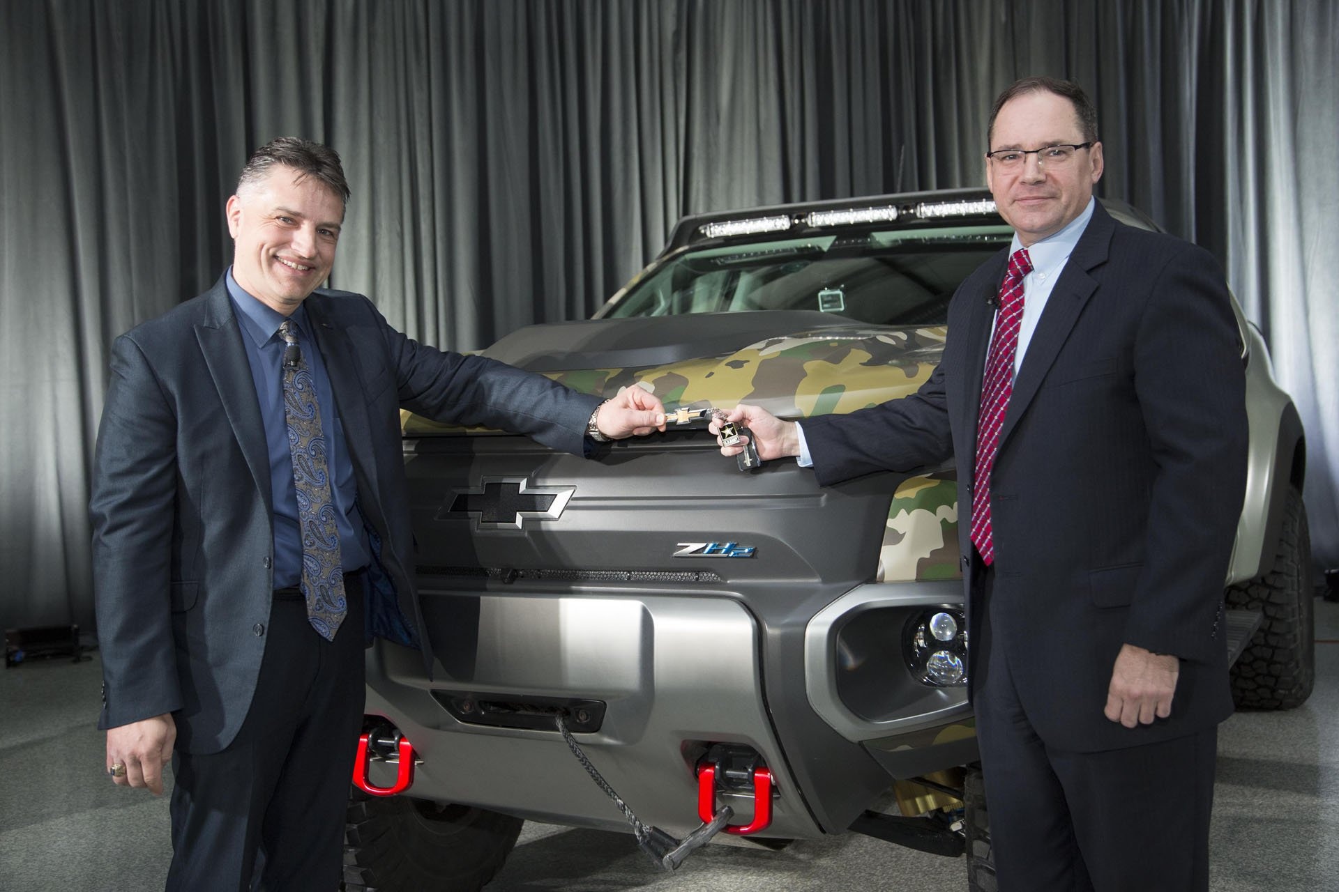 Chevrolet Colorado xe quan doi anh 2