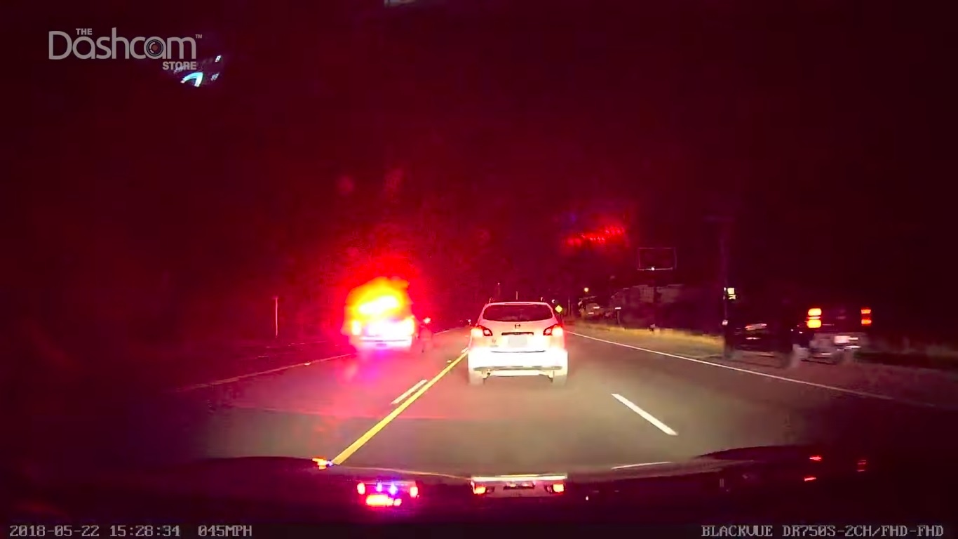 Phot lo canh bao, tai xe Tesla Model S gay tai nan nghiem trong hinh anh