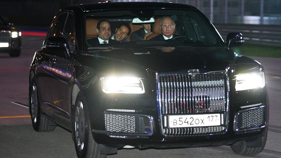 Tong thong Putin tu lai sedan Aurus tren duong dua F1 hinh anh