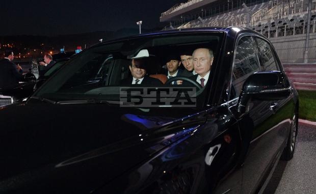 Tong thong Nga Putin lai xe Aurus anh 2