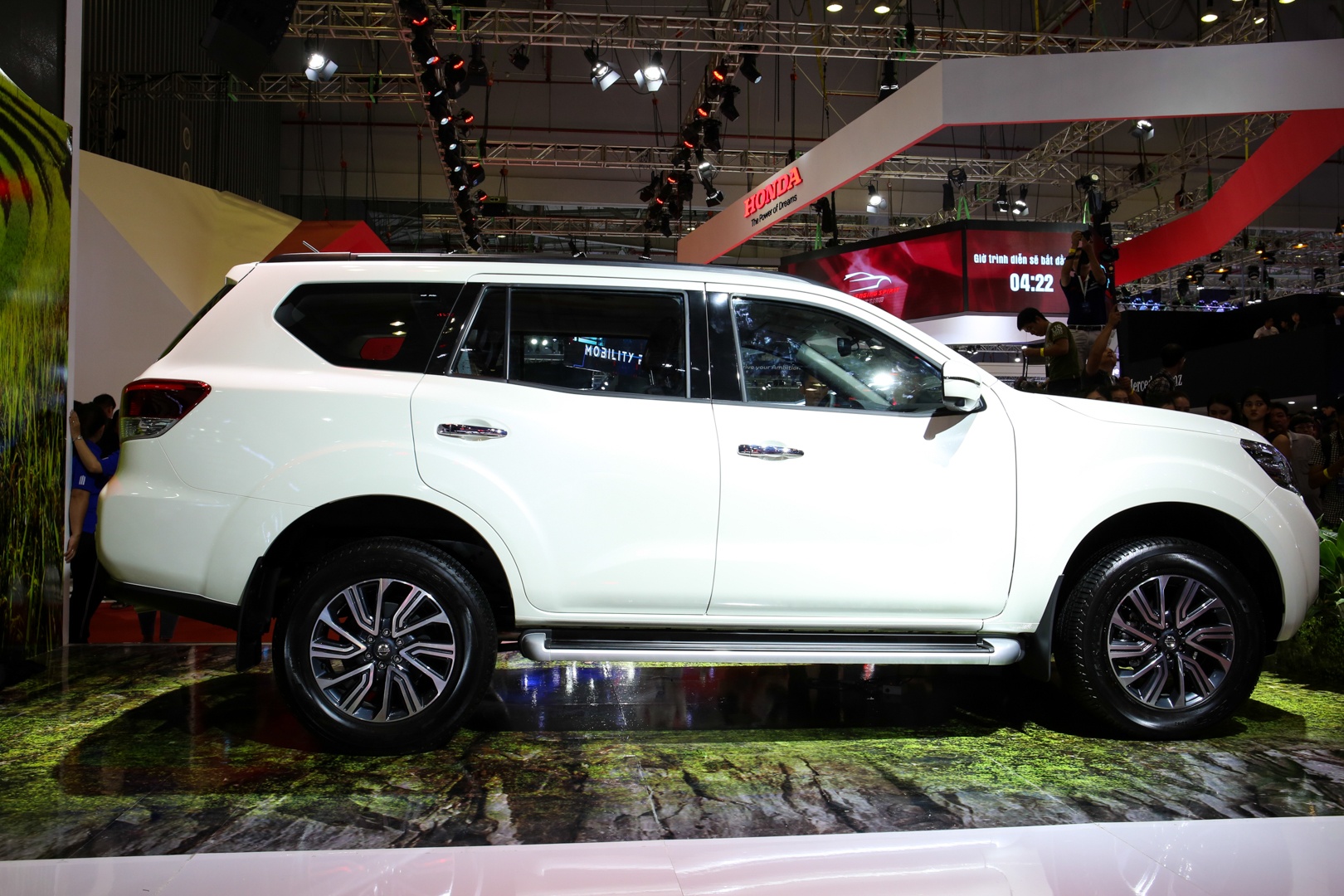 Nissan Terra ra mat anh 7