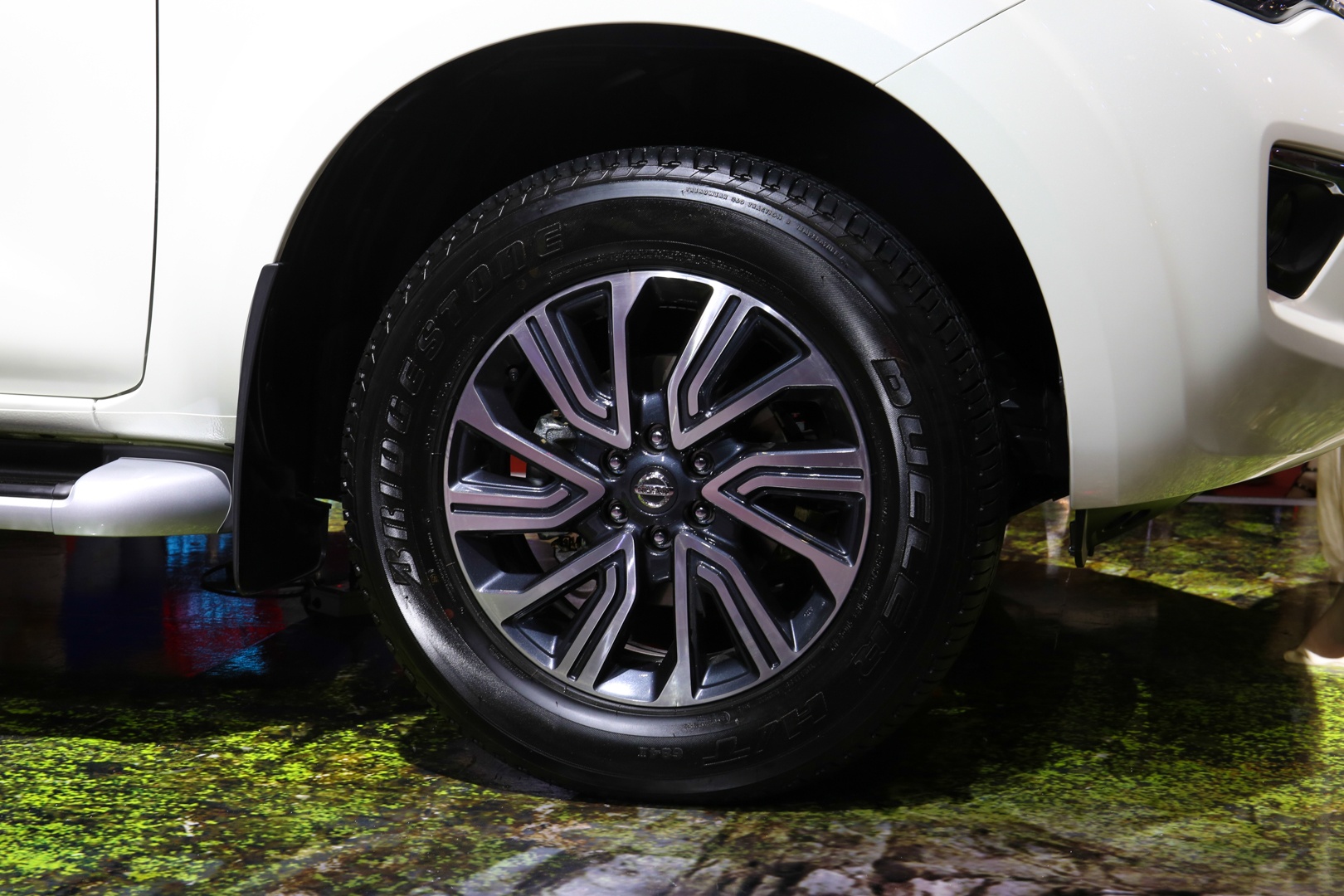 Nissan Terra ra mat anh 4