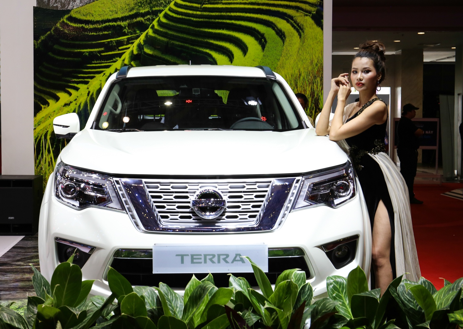 Nissan Terra ra mat anh 2