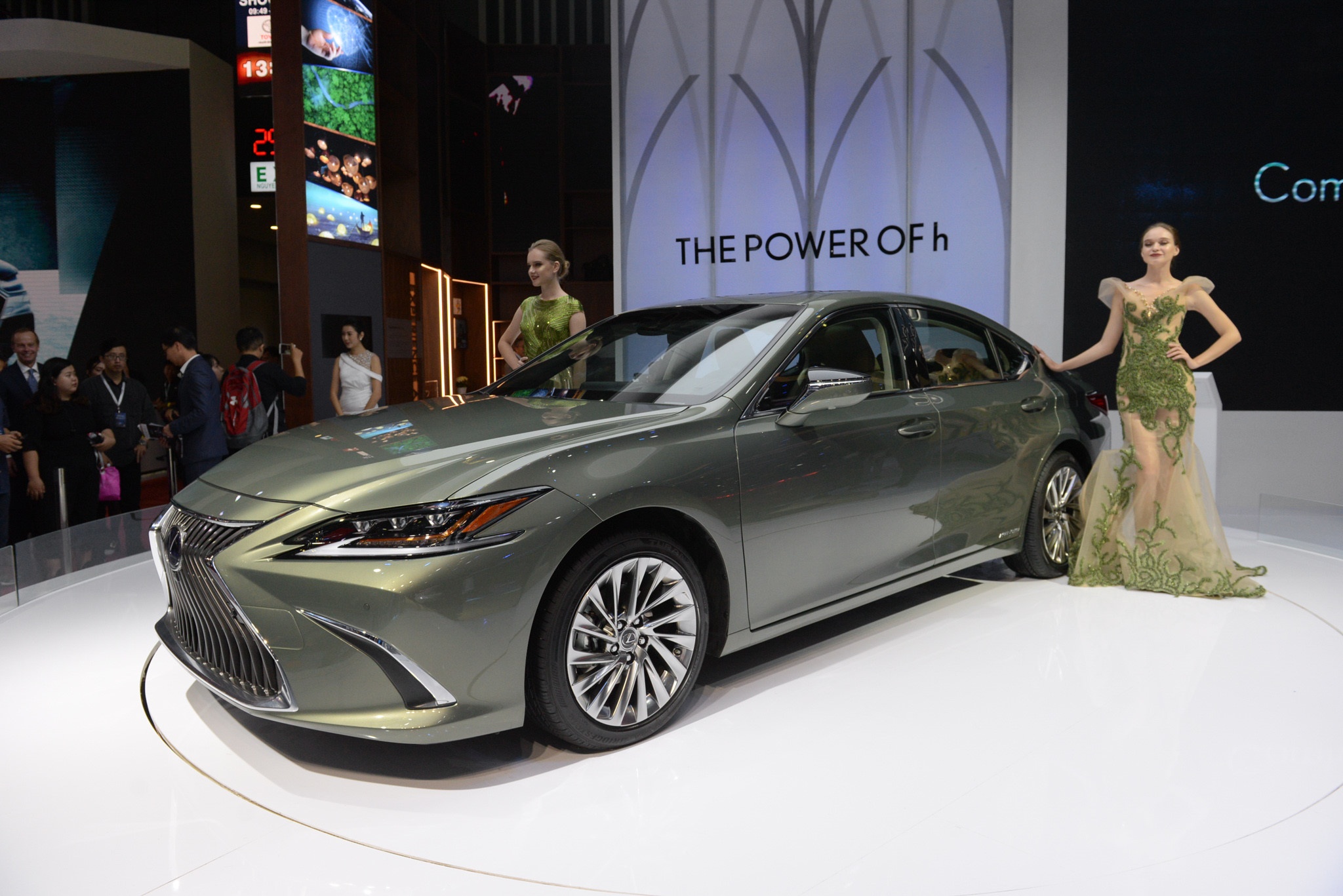 Chi tiet sedan hang sang Lexus ES 300h vua ra mat o VN hinh anh