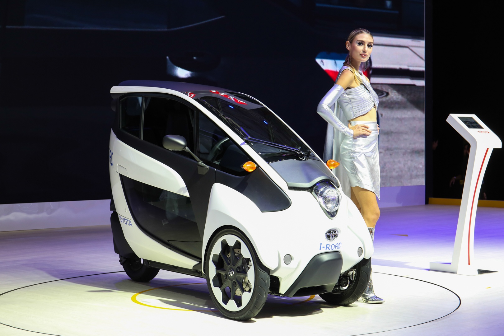 Xe ba bánh Toyota i-ROAD ảnh 1 Xe ba banh Toyota i-ROAD anh 1