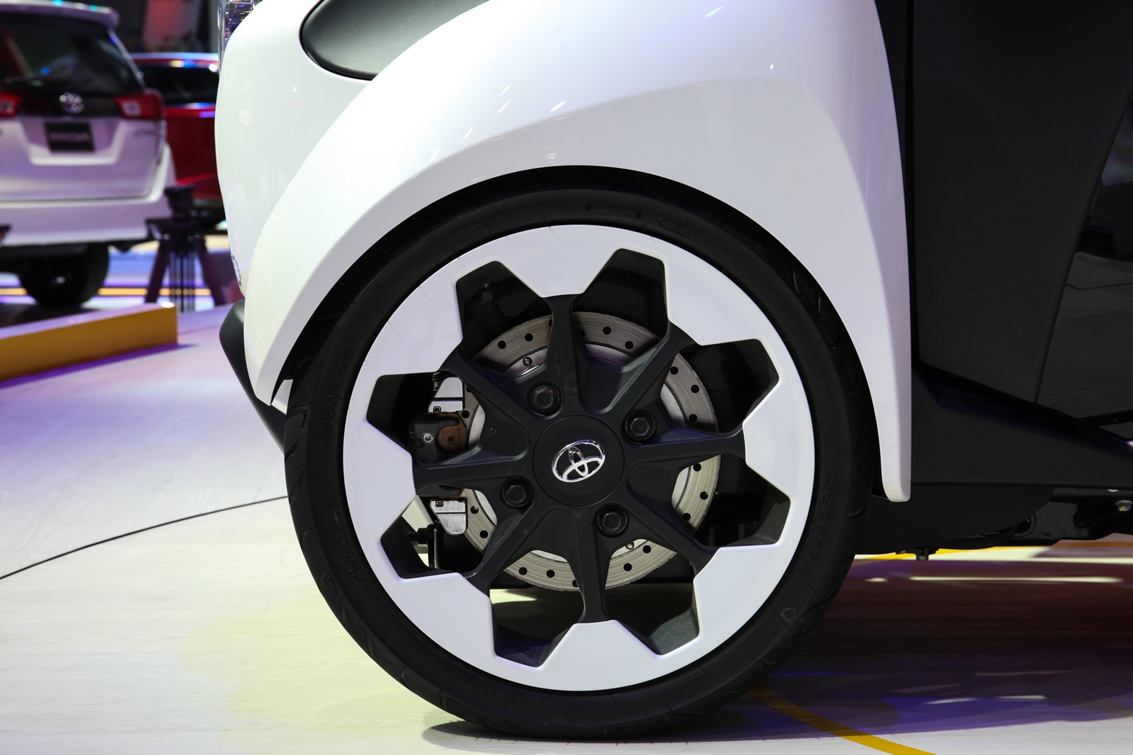 Xe ba bánh Toyota i-ROAD ảnh 8 Xe ba banh Toyota i-ROAD anh 8