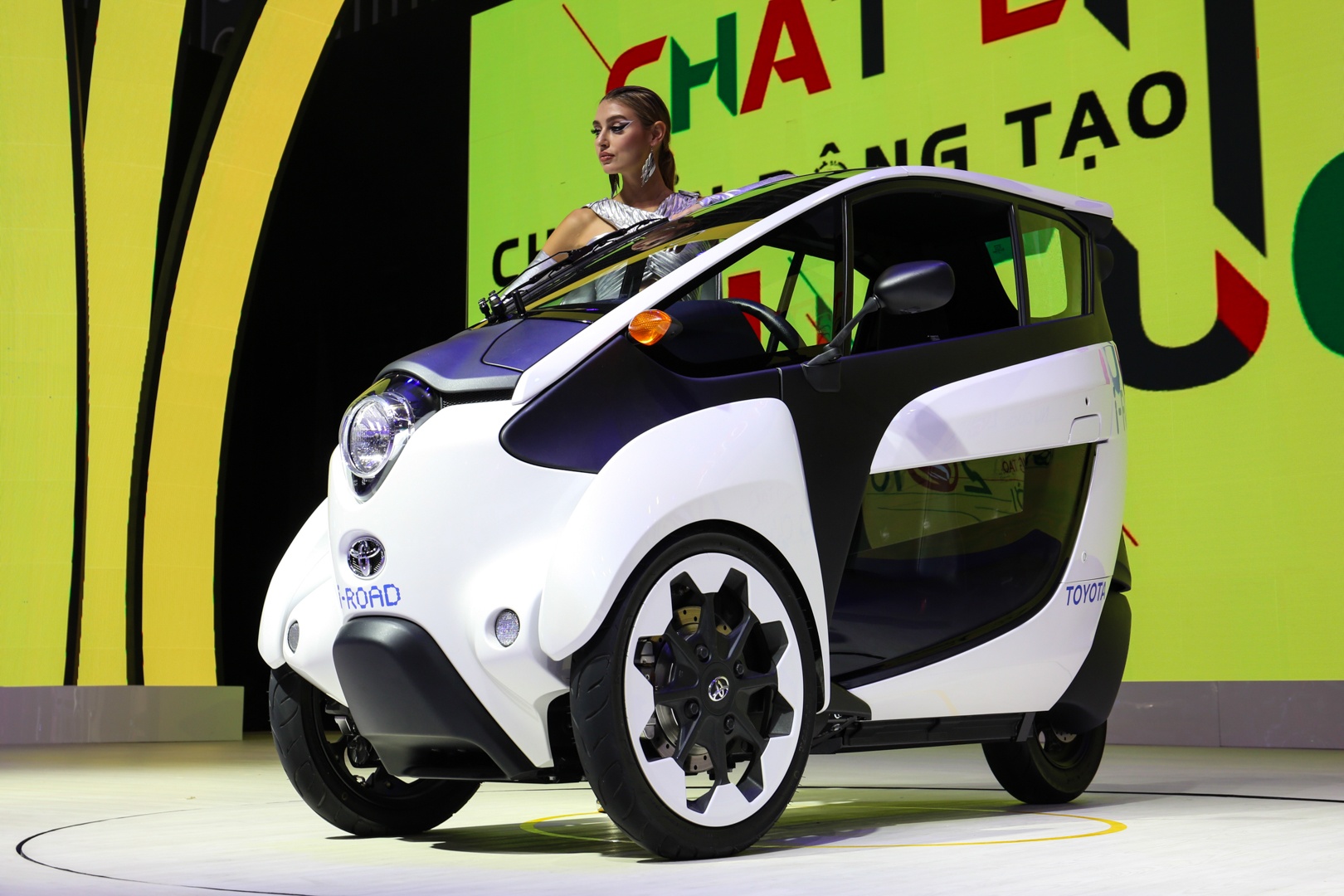 Xe ba bánh Toyota i-ROAD ảnh 10 Xe ba banh Toyota i-ROAD anh 10