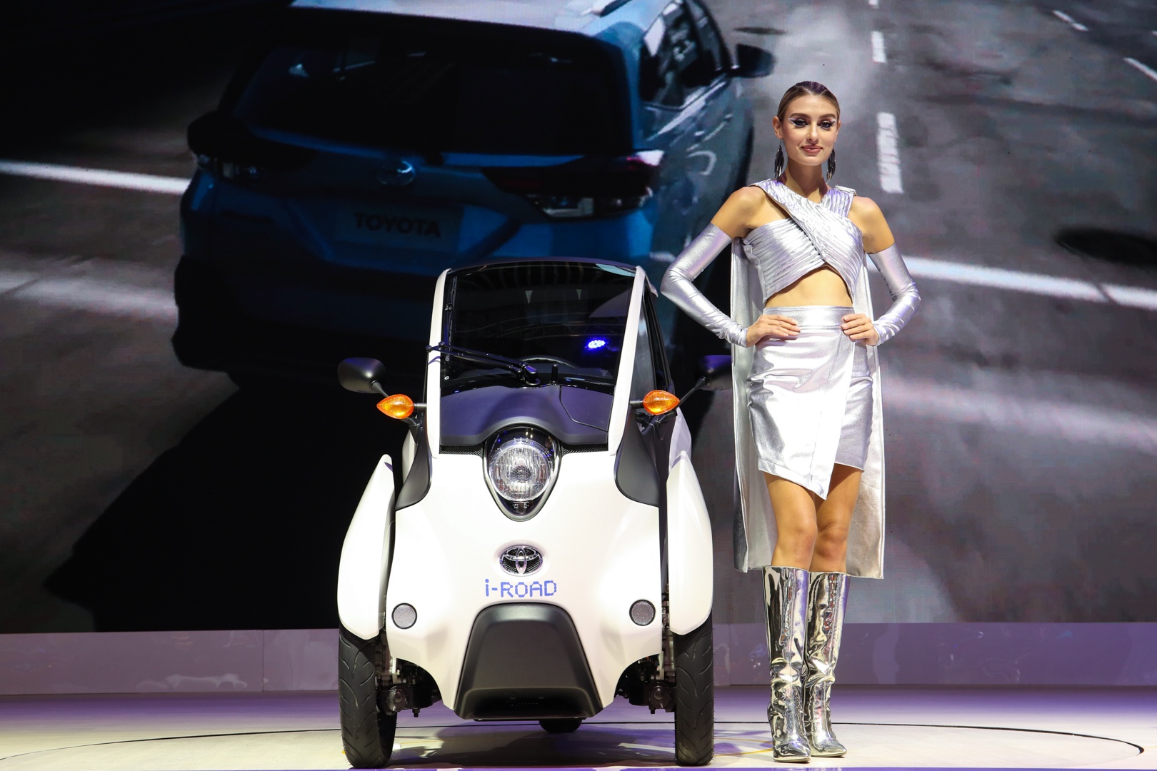 Xe ba bánh Toyota i-ROAD ảnh 9 Xe ba banh Toyota i-ROAD anh 9