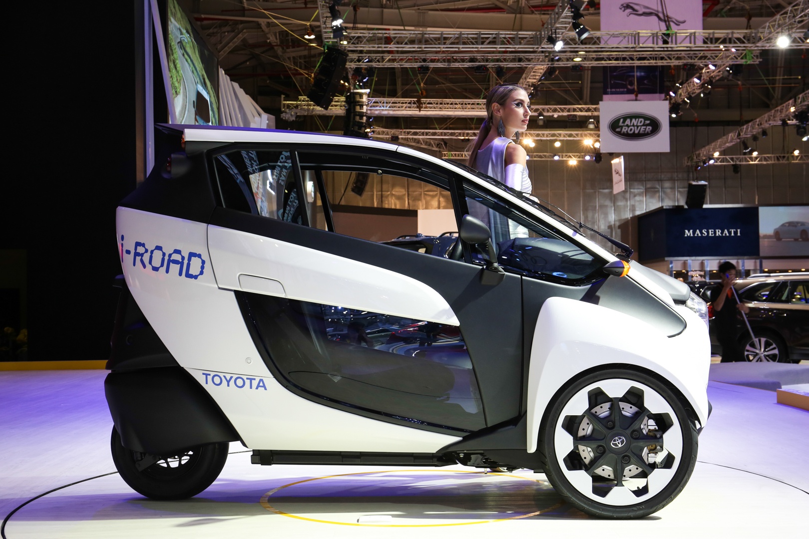 Xe ba bánh Toyota i-ROAD ảnh 2 Xe ba banh Toyota i-ROAD anh 2