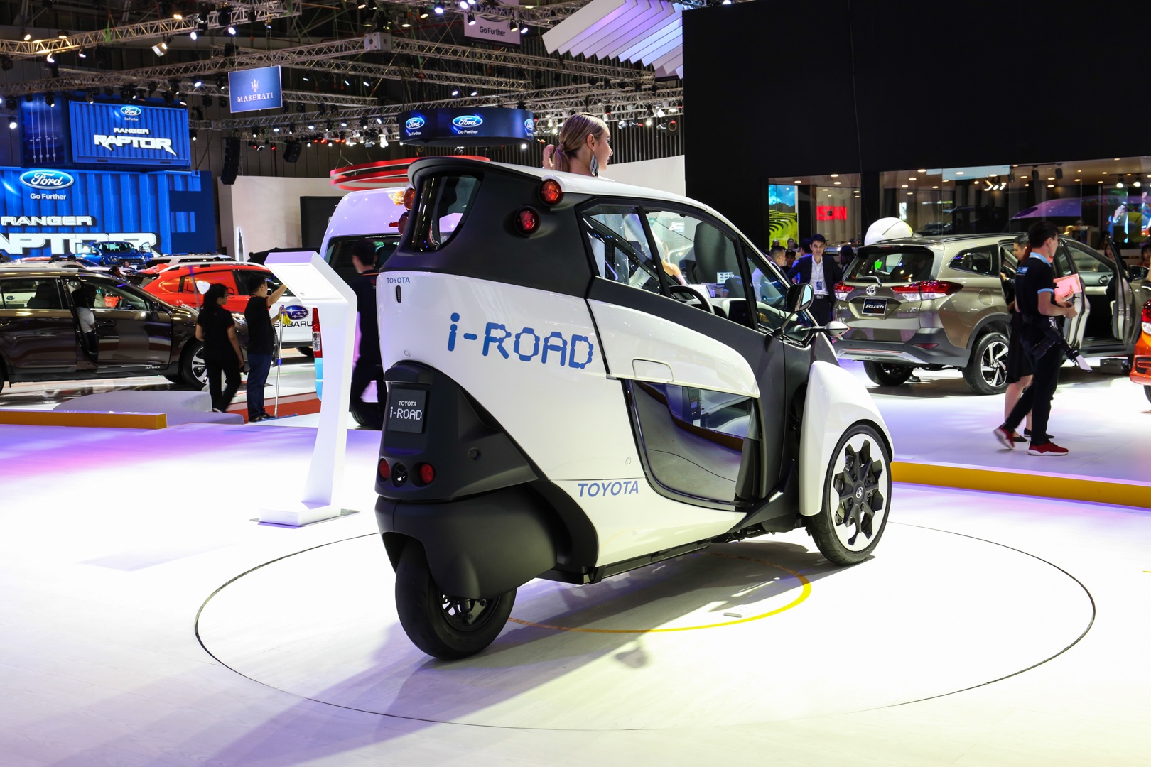 Xe ba bánh Toyota i-ROAD ảnh 3 Xe ba banh Toyota i-ROAD anh 3