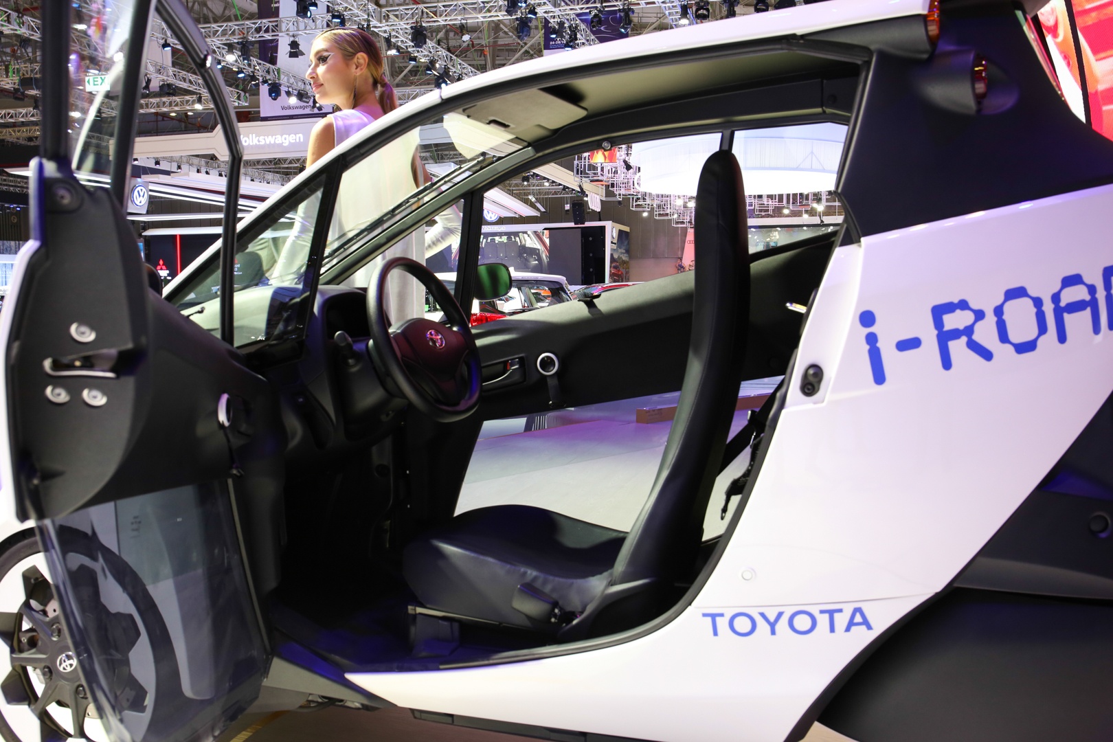 Xe ba bánh Toyota i-ROAD ảnh 5 Xe ba banh Toyota i-ROAD anh 5