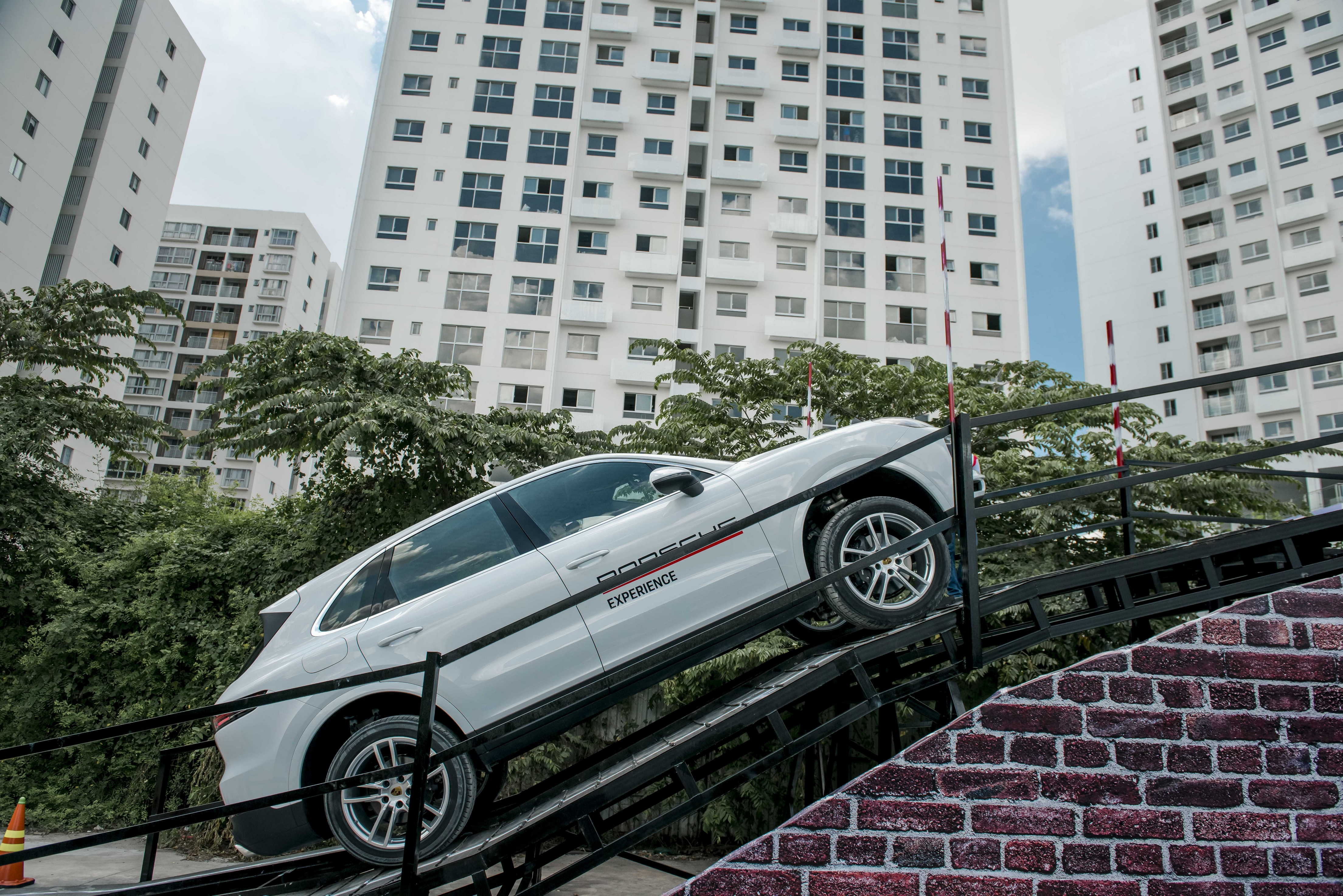 Kha nang off-road cua Porsche Cayenne hinh anh