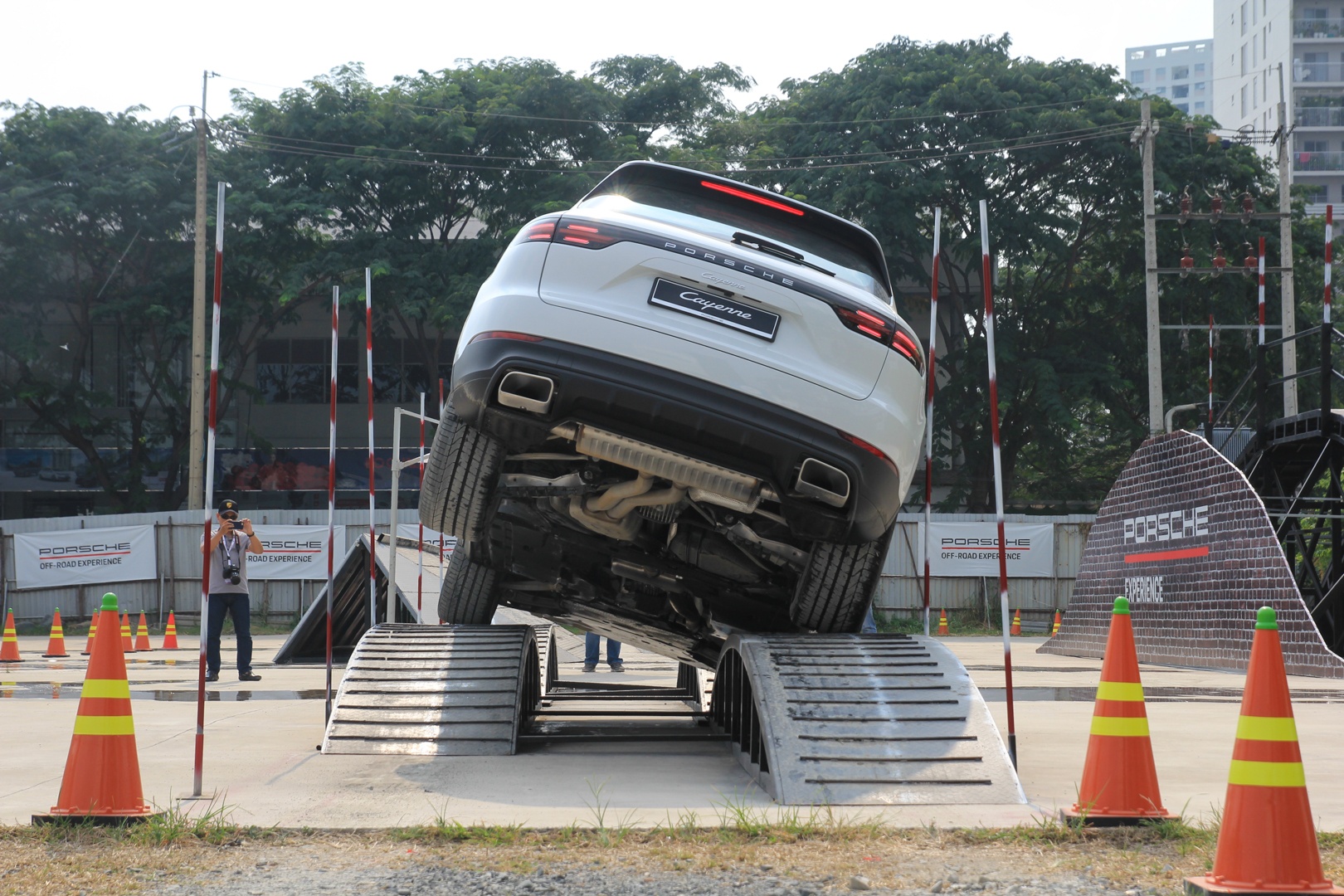 Trai nghiem dia hinh gia lap lai xe off-road o Sai Gon hinh anh