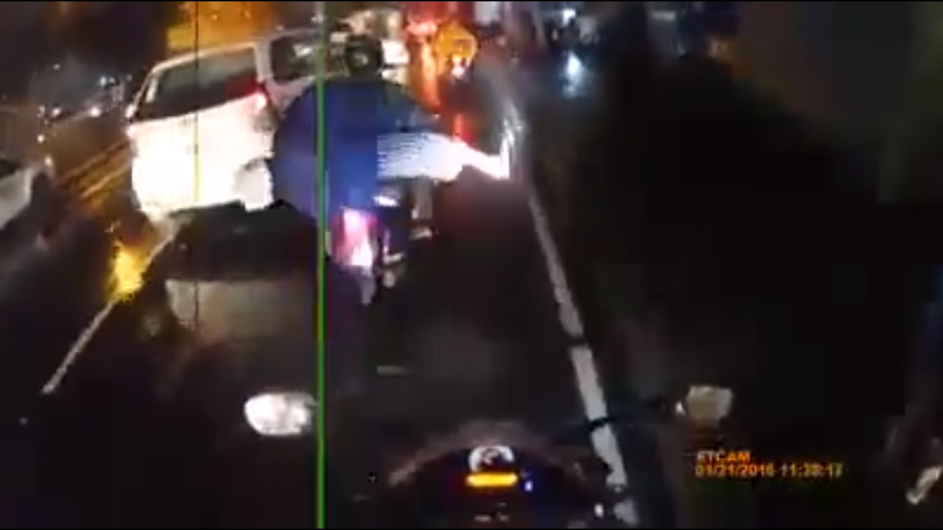 Ta ao mua cuon banh xe, nguoi phu nu di xe may bi keo nga hinh anh