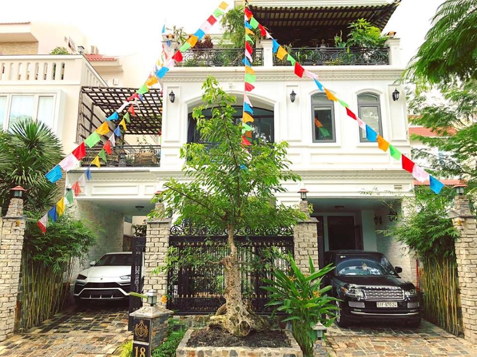 Minh 'nhua' mua Lamborghini Urus anh 1