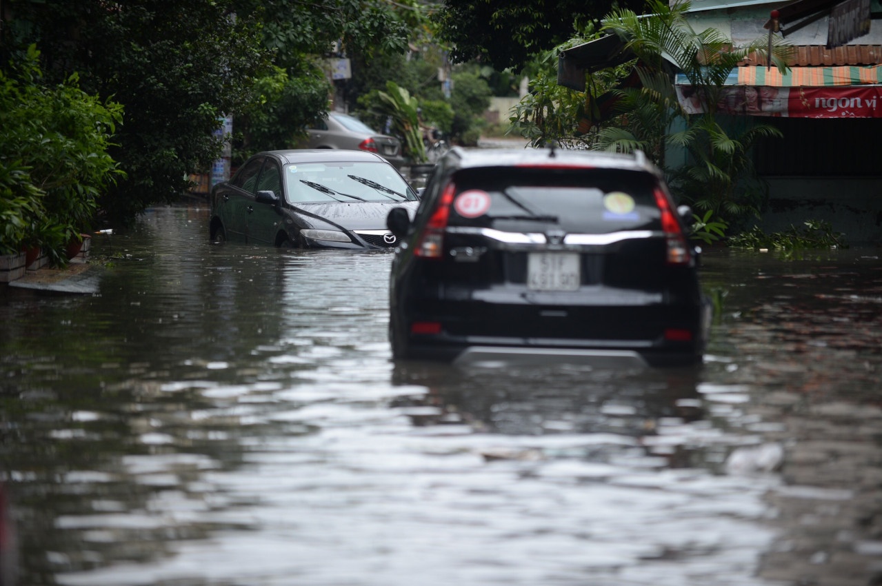 Ôtô chết máy, thủy kích vì bão số 9 ảnh 5 Oto chet may, thuy kich vi bao so 9 anh 5